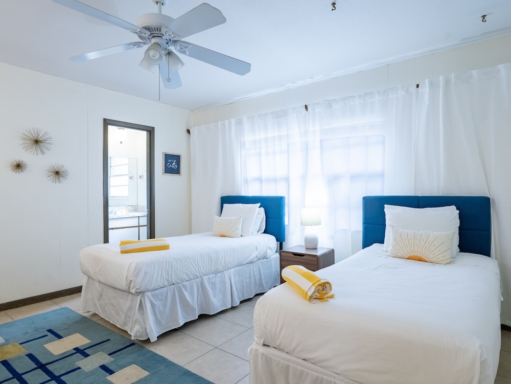 Bollinger Duplex Both Sides 3 Bedroom Pet Friendly - Anna Maria Island, FL