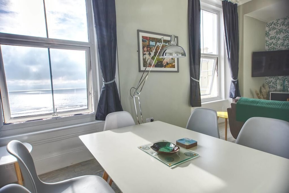 Contemporary Seafront Apartment - Fairlight Cove