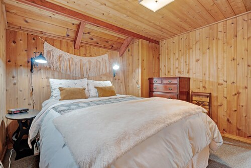 Secluded Dog-friendly Chalet In The Woods W/fireplace, Jetted Tub, Deck, & Grill - 