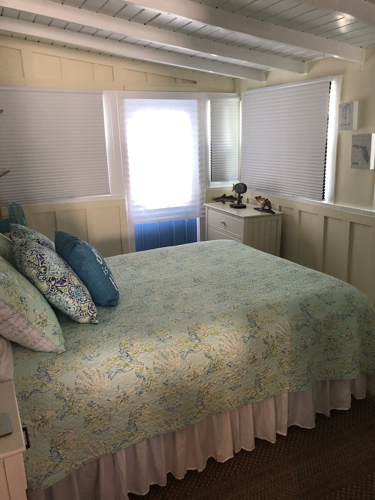 Private Cottage Steps From The Beach! - Madeira Beach, FL