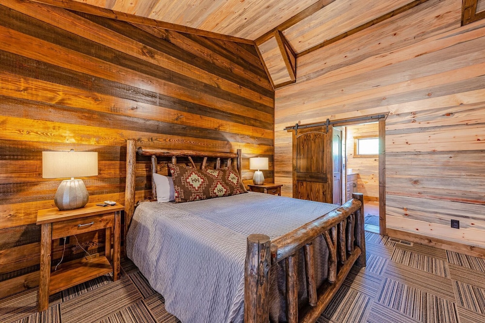 Three Rivers Lodge - High Luxe 5 Bedroom Creek Front Cabin Minutes Away From Are - Oklahoma