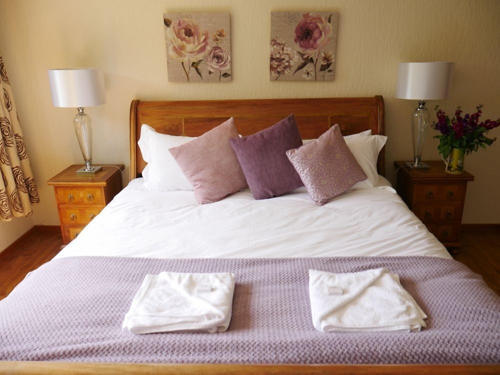 Shore House - Sleeps 10 - Sleeps 10 Guests  In 5 Bedrooms - Loch Lomond, United Kingdom