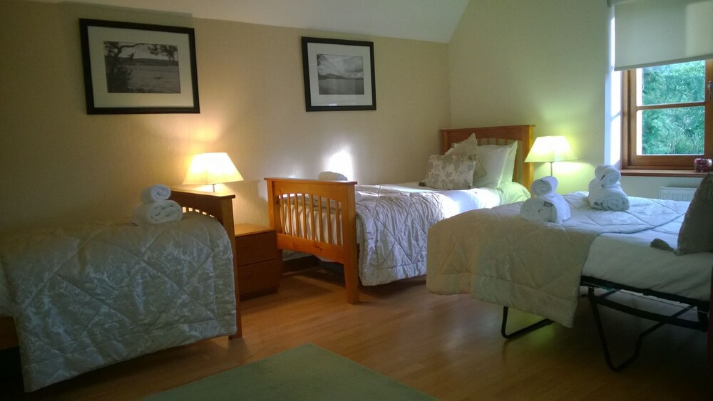 Carriage Lodge Sleeps 8 - Sleeps 8 Guests  In 4 Bedrooms - Loch Lomond