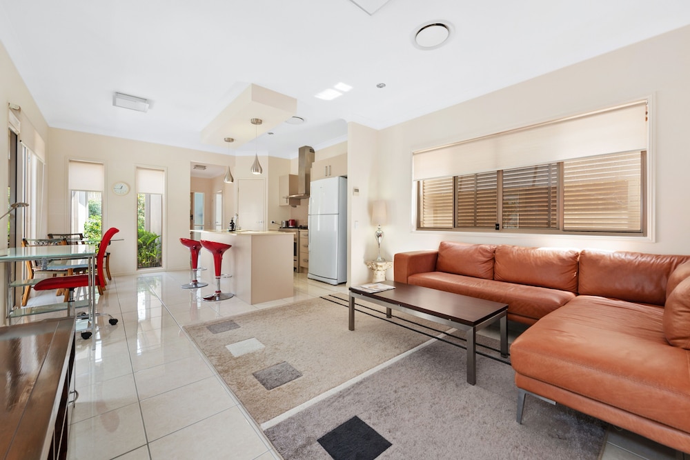 Impeccable Modern 1 Bedroom Apartment ~ Taringa - Brisbane Botanic Gardens, Mount Coot-Tha