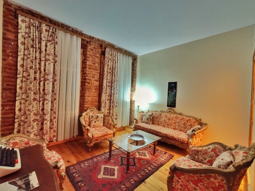 Close To Taksim And İStiklal Street. Like Your Home. 1+1 Rooms - Sarıyer