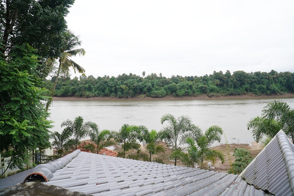 Aqua Water Front Resort Eine Villa Mit Flussblick - Kerala
