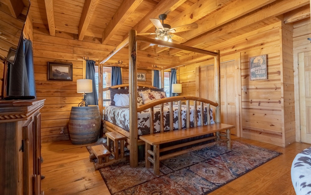 Escape To This Rustic Log Cabin, For The Perfect Ozark Mountain Getaway! - Branson, MO