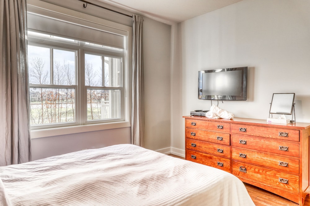 Newly-renovated Blue Village Condo W/free Wifi, Patio, And Private Washer/dryer - Collingwood