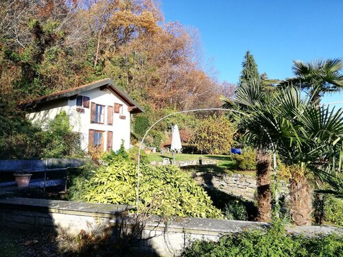 Romántica Cabaña Rodeada De Vegetación Con Vista Al Lago - Stresa, Italia