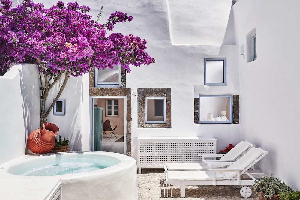2 Bedroom Charming Villa With Hot Tub In Megalochori , Local Architecture  Gem - Cyclades