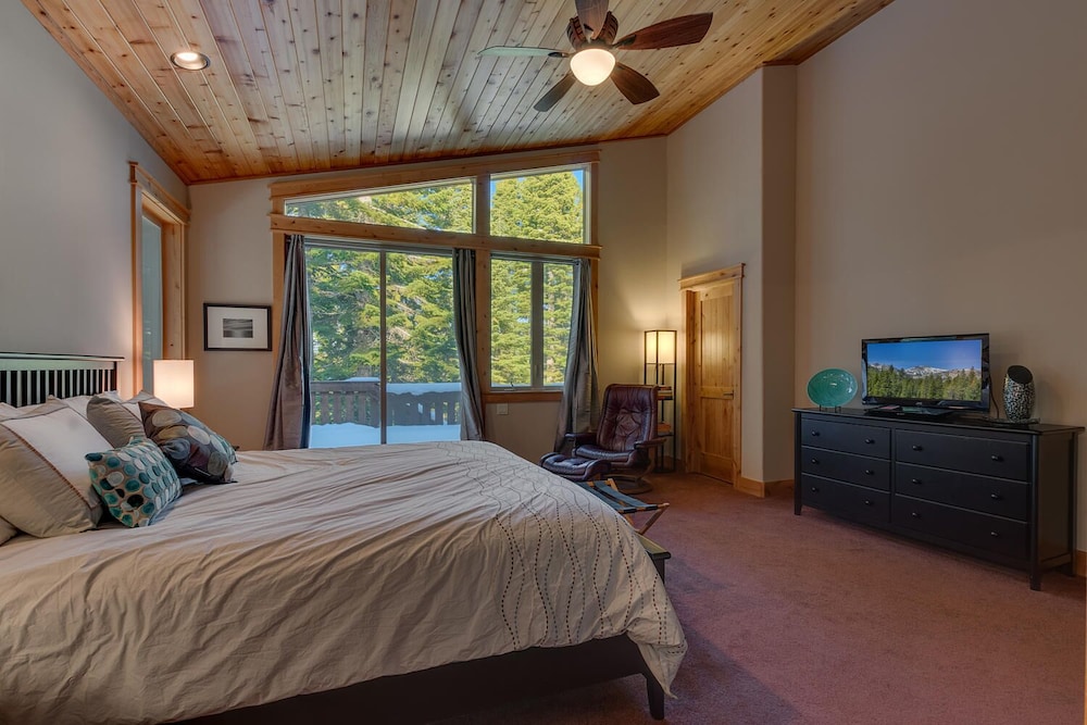Skislope Manor - Spacious Tahoe Donner 4 Br With Gorgeous Home Theater And Hot Tub - Donner Lake, CA