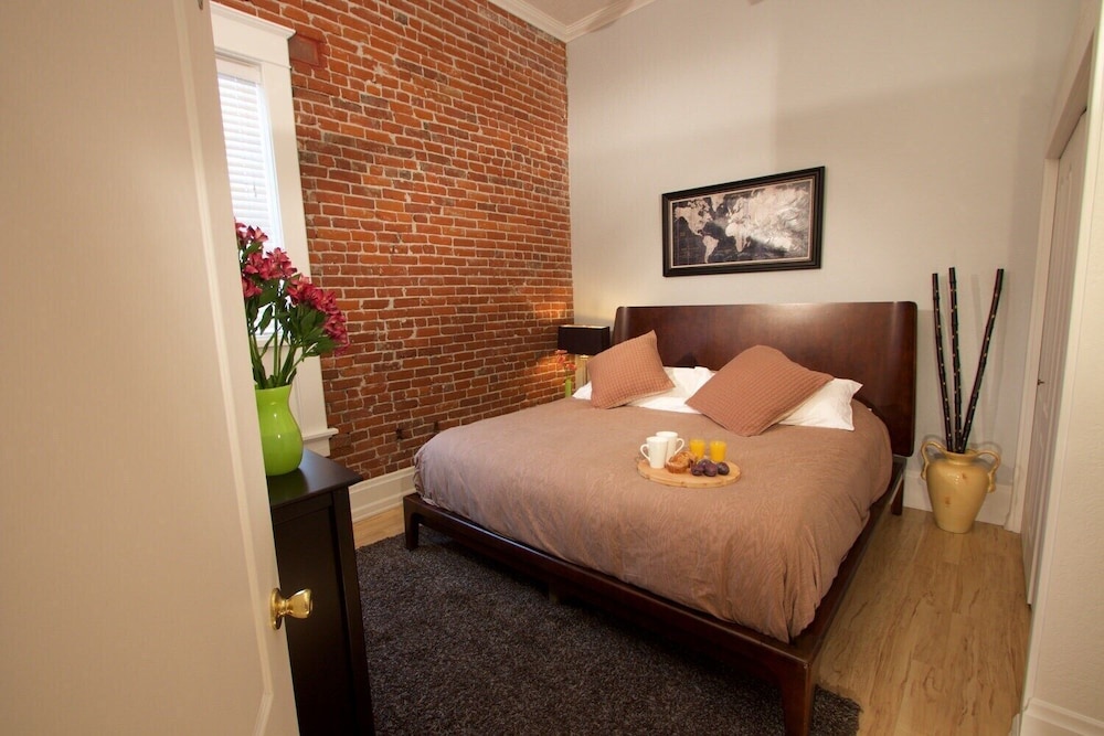 Three — Queen Bed, Historic Downtown Apartment In Nicely Appointed Building On Main Street - State of Washington