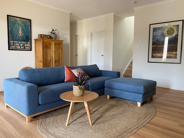 Room To Relax In A Perfect Location With An Easy Walk To The Beach And Shops. - Normanville