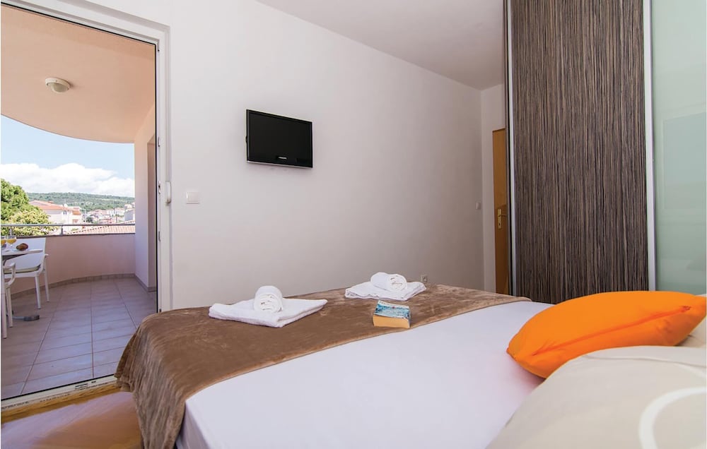 One-Bedroom Apartment in Okrug Gornji - Okrug Gornji