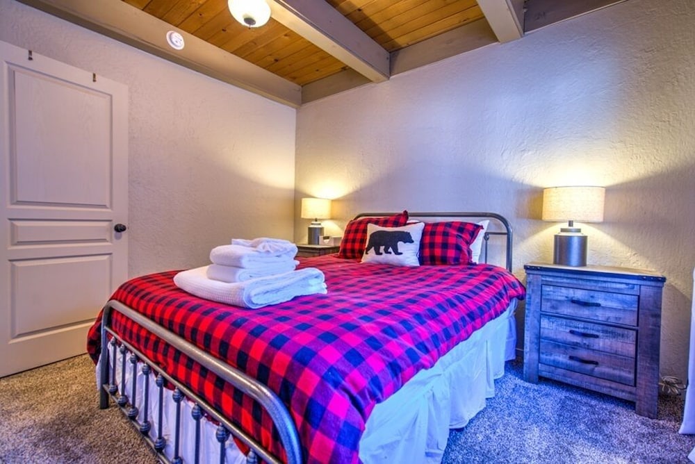 Beautiful Air Conditioned South Lake Tahoe Meadow View Chalet. Dog Friendly. - South Lake Tahoe, CA