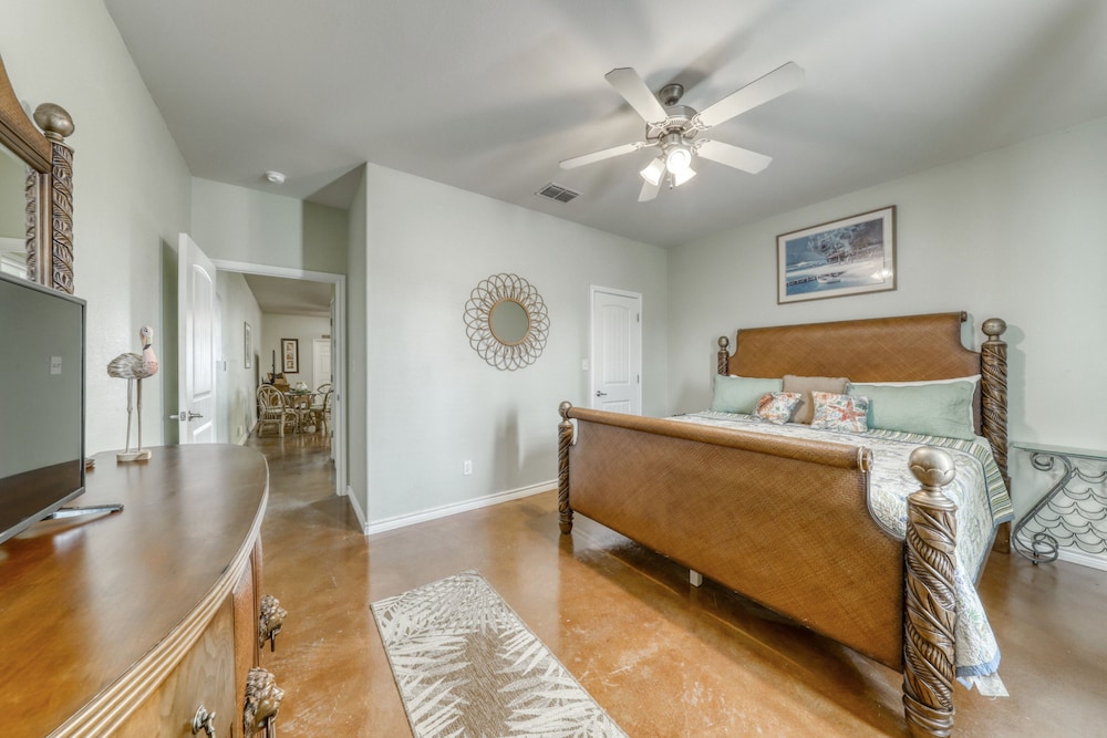 Dog-friendly Townhome With Covered Patio & Pool - Close To The Beach - Corpus Christi, TX