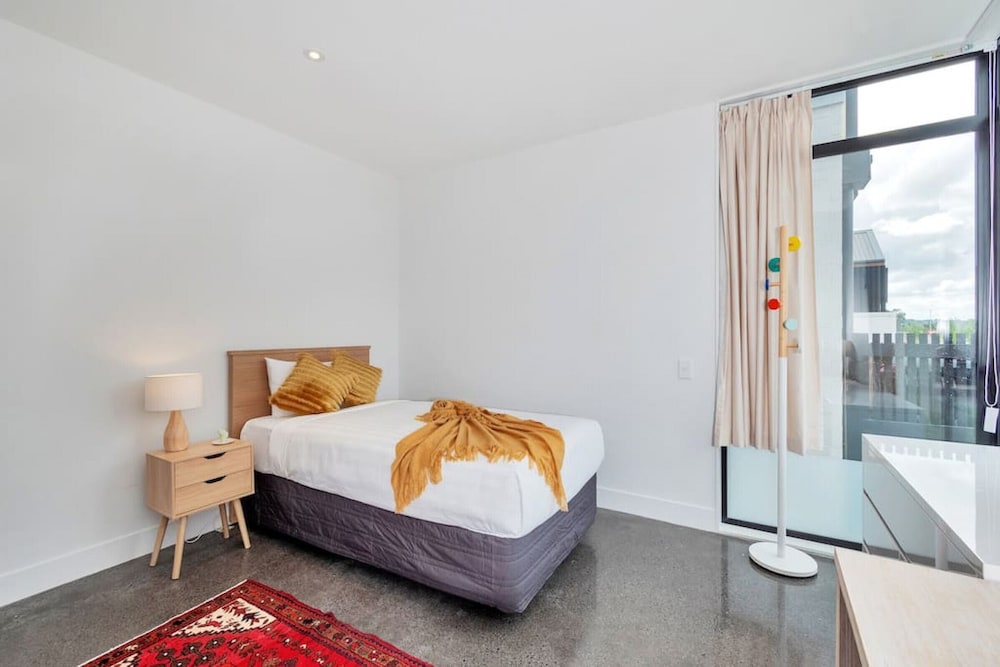 ✶ Wonderful Hobsonville Three Bedroom Home ✶ - Auckland
