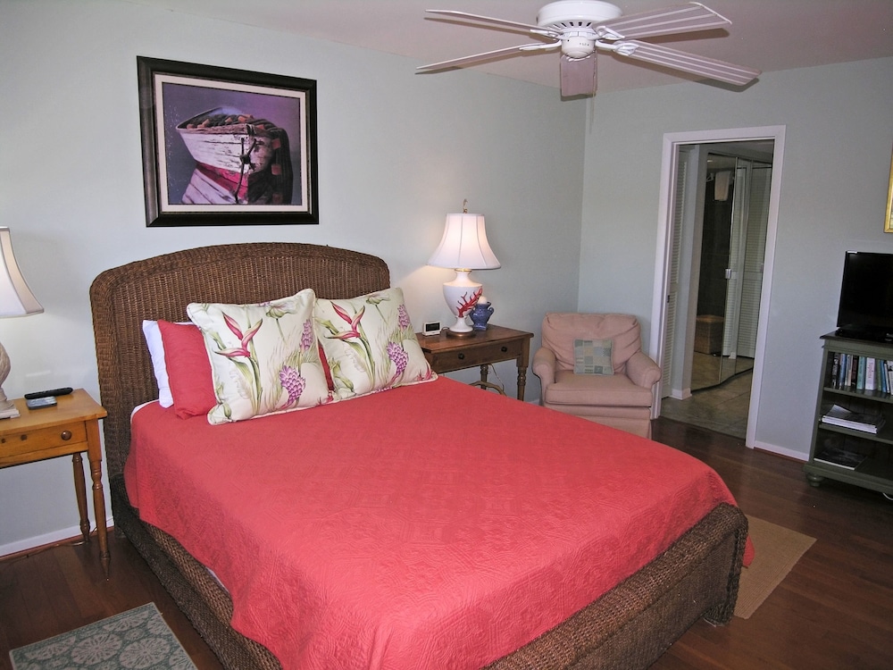 Two-story Beach Townhouse, Lake View, Easy Walk To Beach, Pool, Covered Parking - Litchfield Beach, SC