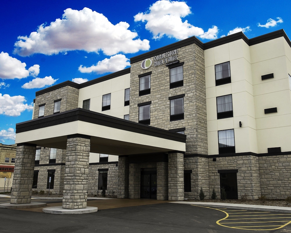 Cobblestone Hotel & Suites - Two Rivers - Manitowoc, WI