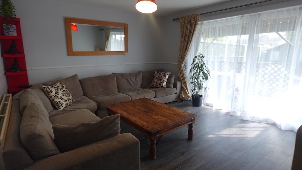 Chelsea House-huku Kwetu Dunstable-3 Bedroom House - Suitable & Affordable -Business Travellers - Group Accommodation - Comfy, Spacious With Lovely Garden Views - Luton