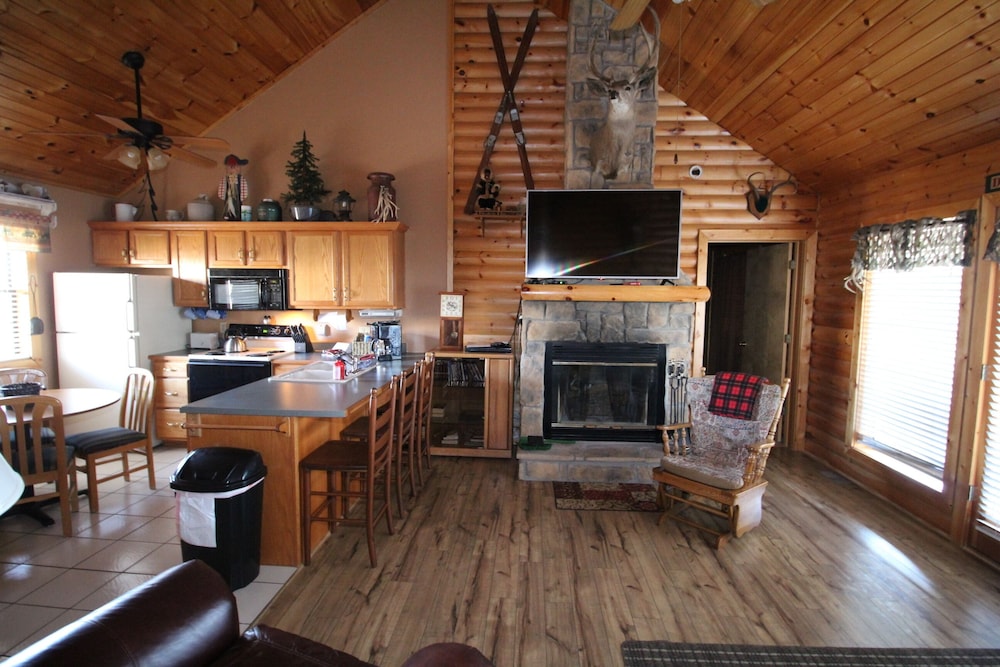 2 Bed Log Cabin, W/2 Jacuzzi, 1 Mi To Sdc, 2 Pools, Nature Trails, Private Lake - Kimberling City, MO