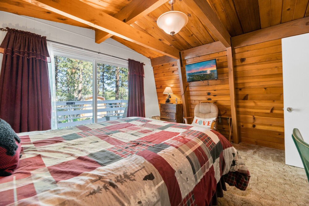 A Beary Happy Cabin - 2br / 1ba / Wifi / Smart Tv / Alquiler De Esquí / Tabla Gratis - Big Bear City, CA