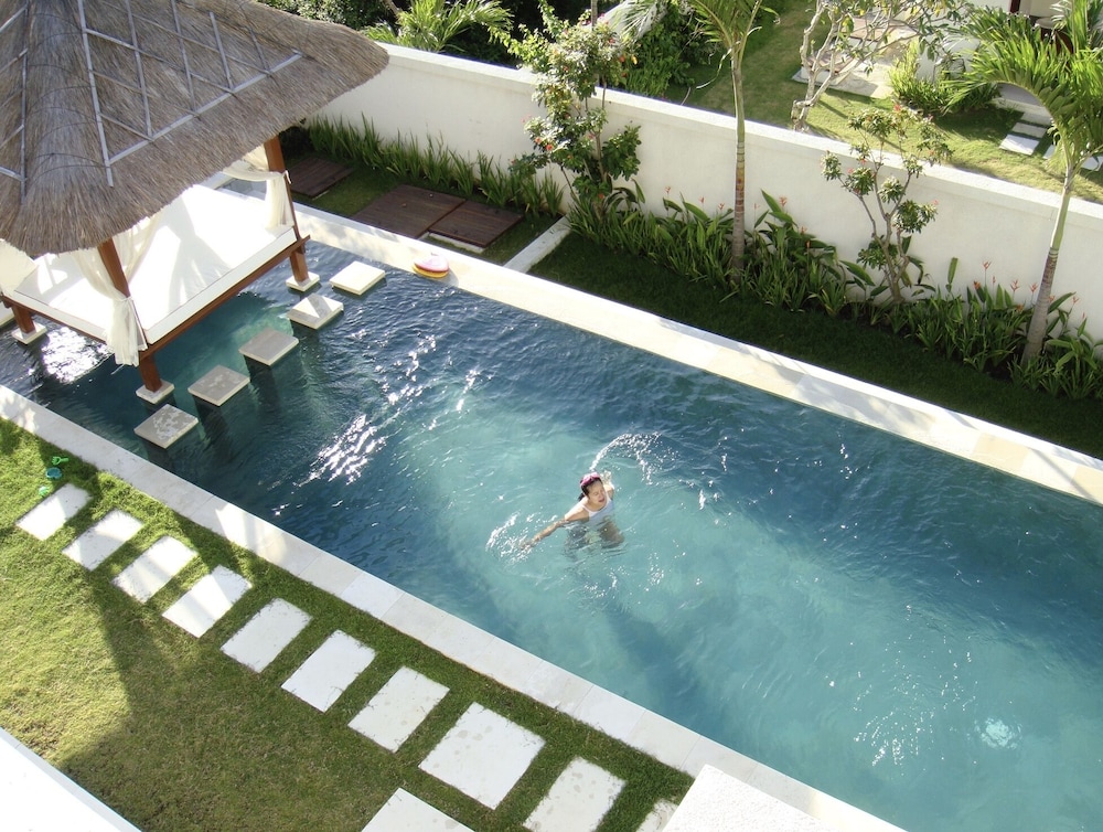 Prive Villa; Ruime Tuin En 3 Slaapkamers, Buitenzwembad, Internet - Indonesië