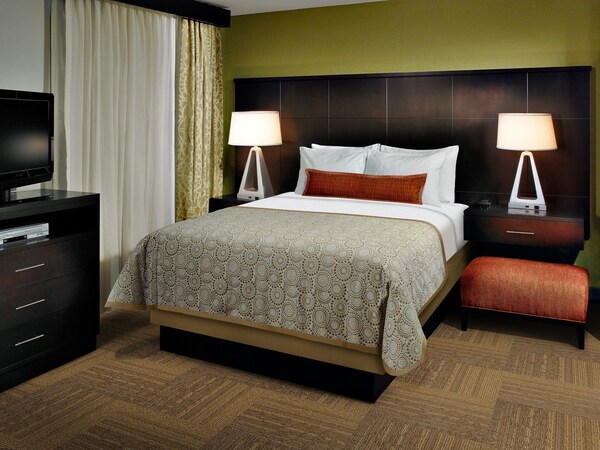 King Suite | Buffet Breakfast, Indoor Pool Access + 24h Business Center - Sterling Heights, MI