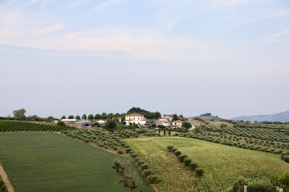 Agriturismo Di Charme In Villa Del'700 Con Piscina, Offre Appartamenti E Camere - Abruzzo