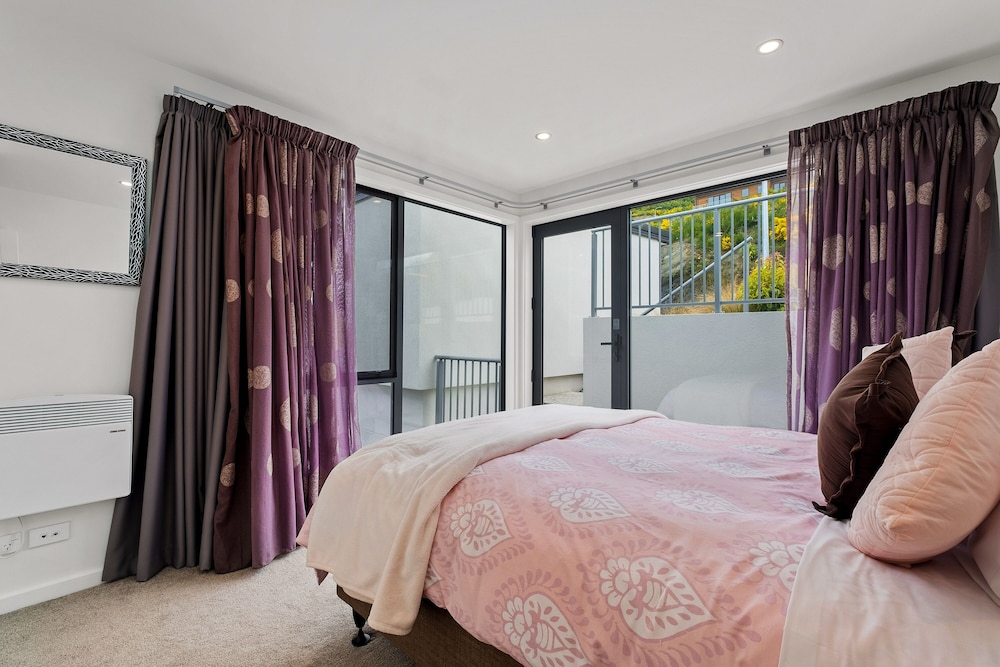 Queenstown Lake Views - Upstairs Apartment - 퀸스타운