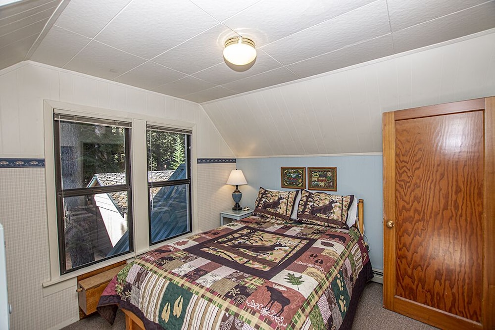 Fir Forest Cottage: Charming, Dog Friendly Tahoe Park Hoa Cabin - Lake Tahoe