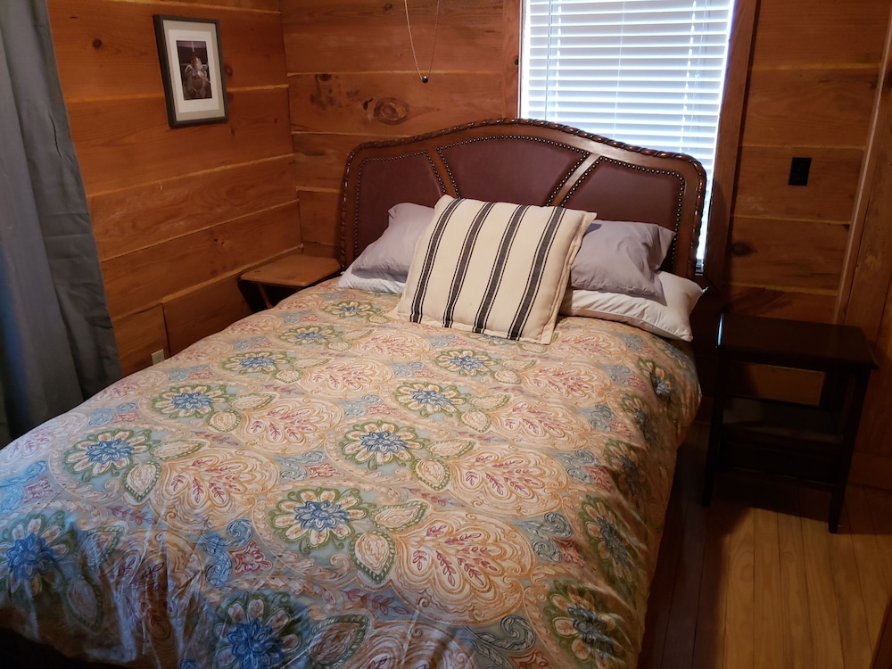 Cozy Waterfront Cabin On 20 Acres - Bond, MS