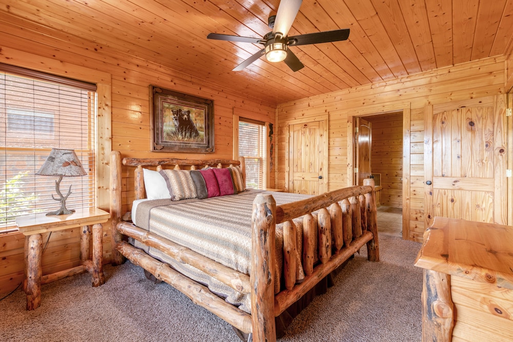 Stunning Log Cabin With Private Hot Tub, Shared Pool, & Soaring Mountain Views - Sevierville, TN