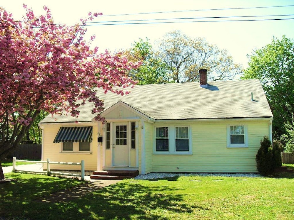 1.5 Bath 3 Bedrooms  Cape Cod Home - Walk To (Downtown) Harbor & Restaurants - Yarmouth Port, MA