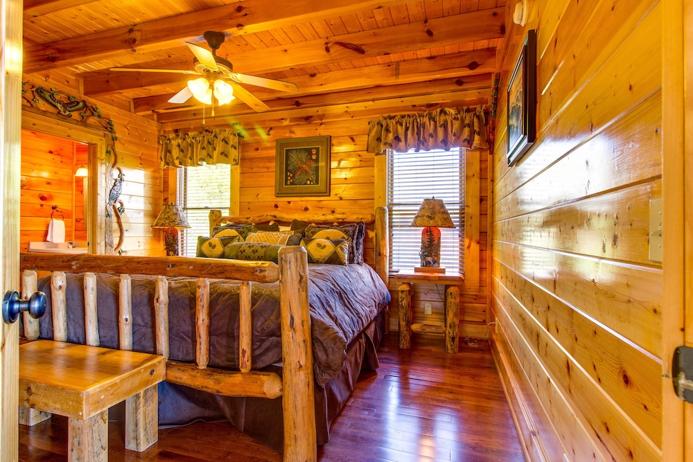 Live Like Royalty At Cub Castle With Sauna, Pool & Private Hot Tub - Sevierville, TN