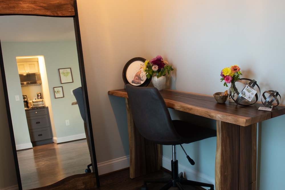 The Burrow-cozy Boutique Studio Walkable To Downtown - Greenville, SC