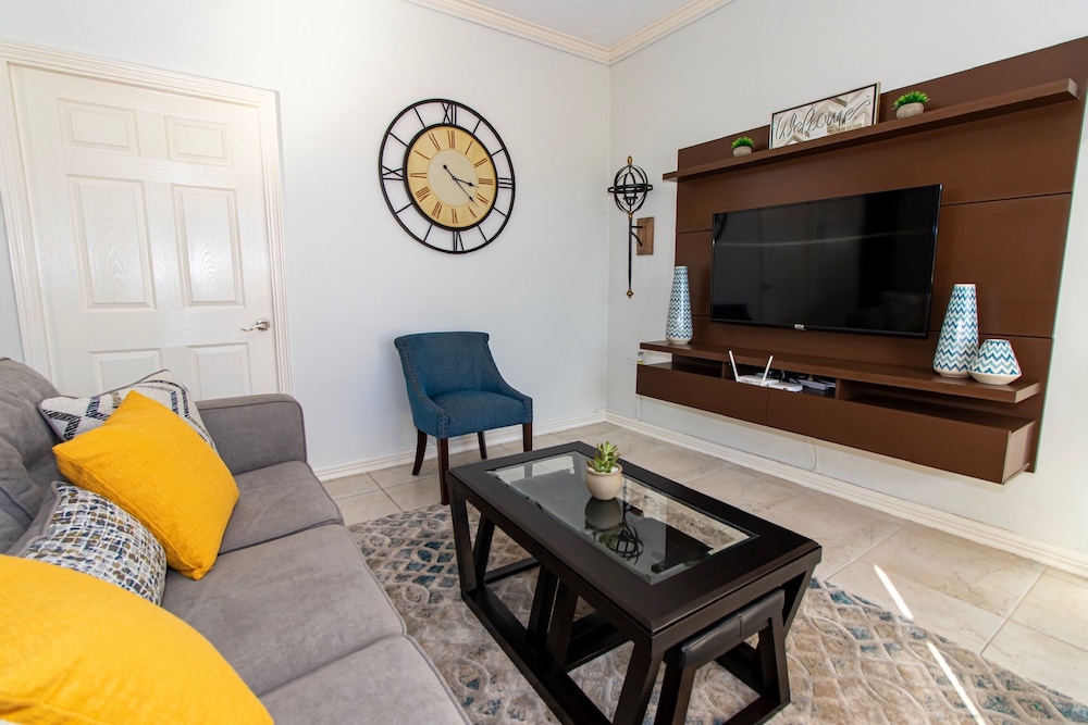 Cozy, Smart Apartment In The Centre Of New Kingston - Kingston