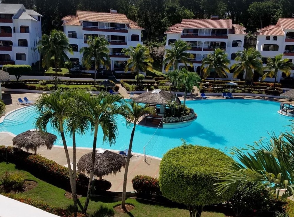 Family Friendly Apartment Close To Shops, Beaches And Extremely Large Pool - Sosúa
