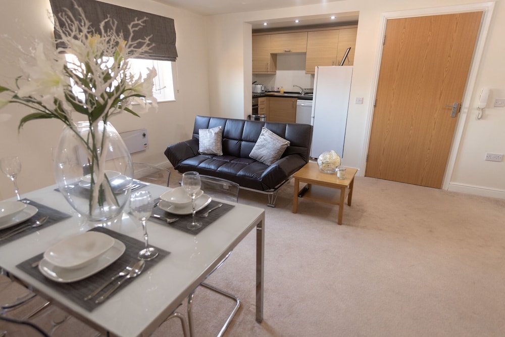 Self-contained Apartments With Secure Parking, Sleeps 5 - West Yorkshire