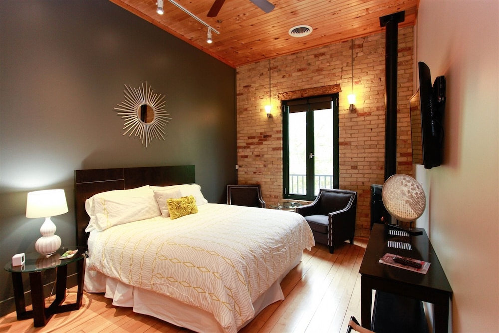 Milano Suite: This Contemporary Room In The Center Of Town Features A King Size - Douglas, MI