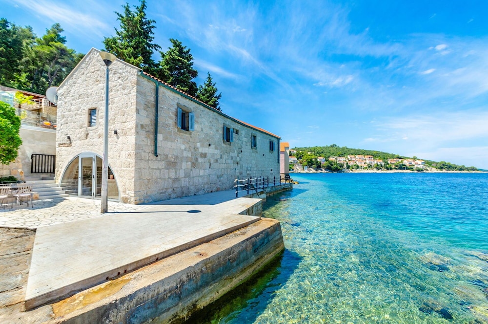 Villa Samostan Prestige - 4 Bedroom Villa - Stunning Sea Views - Jacuzzi - Gym - Korčula