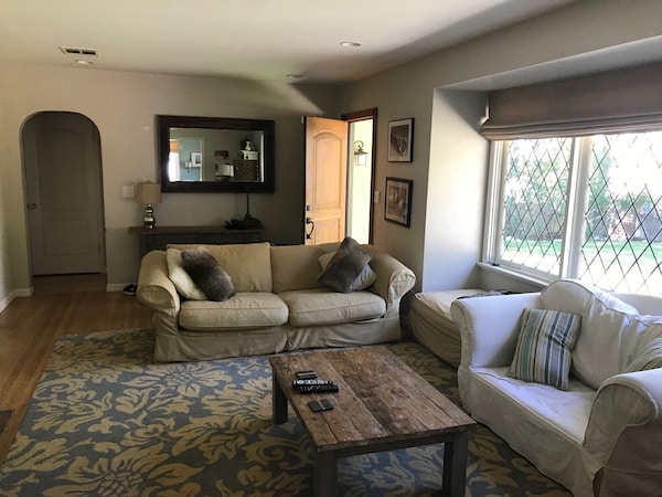 3 Bed 2 Bath Beach Cottage 1750 Sq Ft With  Gardens 15  Minute Walk To The Beach - Los Angeles, CA