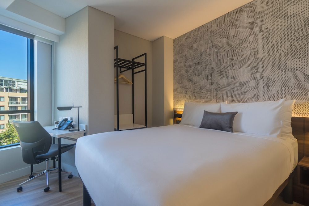 New Hotel Rooms With Balcony At Darling Harbour - Cremorne