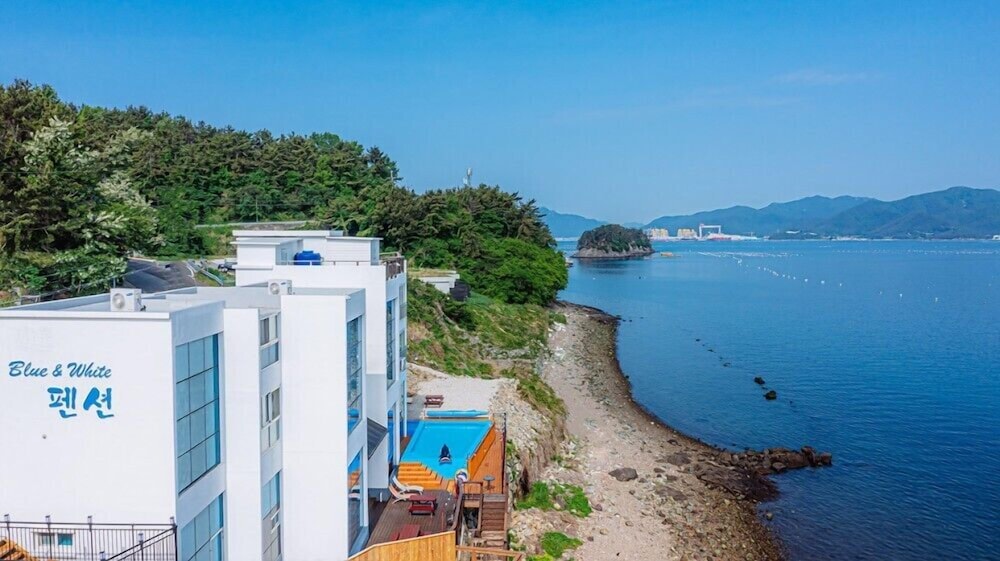 Blue And White Pension - Geoje-si