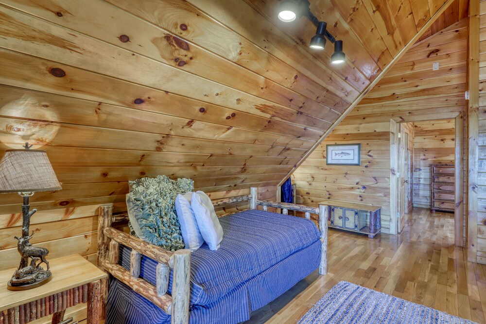 Spacious Dogwood Cabin W/ Mountain Views, Private Hot Tub, Free Wifi & Game Room - Georgia, GA