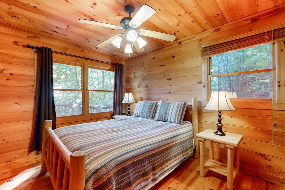 Charming Cabin W/ A Gas Fireplace, Washer/dryer, Furnished Deck, & Gas Grill - Blue Ridge, GA