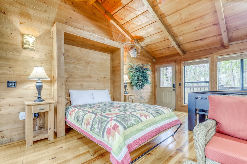 Dog-friendly Cabin With Private Grill, Wood Stove, Full Kitchen, And Foosball - Blue Ridge, GA