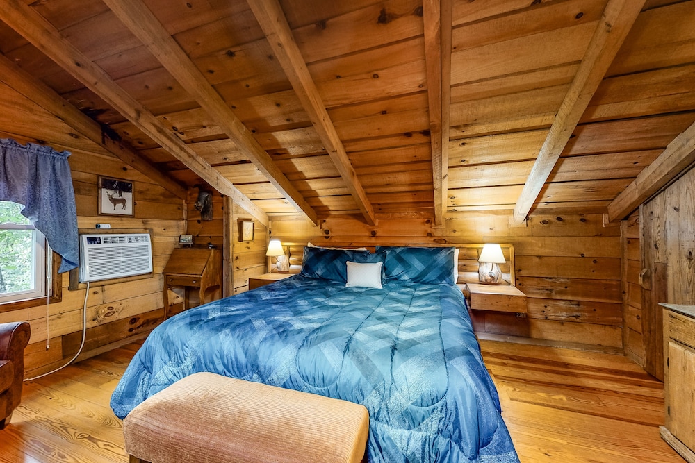 Lovely Cabin With Wood-burning Fireplace, Hot Tub & Fireplace - Near Downtown - Blue Ridge Mountains