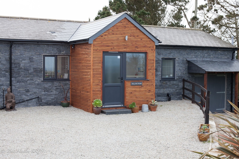 A Spacious Holiday Cottage With Garden, Moments Walk From Lands End. - Sennen