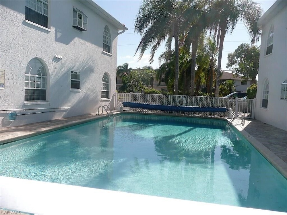 Beautiful Open Sunny Condo On Waterfront Dock With Gulf Access In  Cape Coral Fl - Fort Myers
